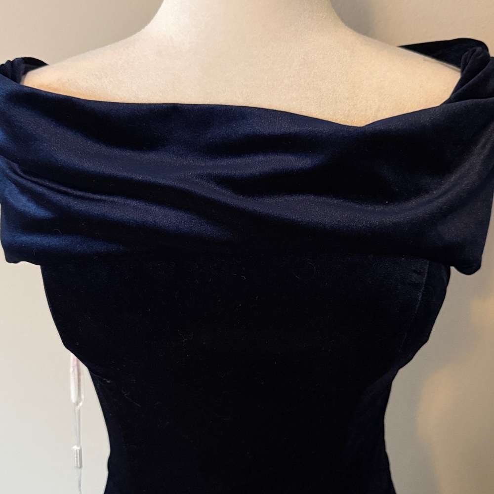 J J’s House NEWSheath/Column Off Shoulder Floor-Length Velvet Dress Dark Navy 6 - Picture 6 of 12